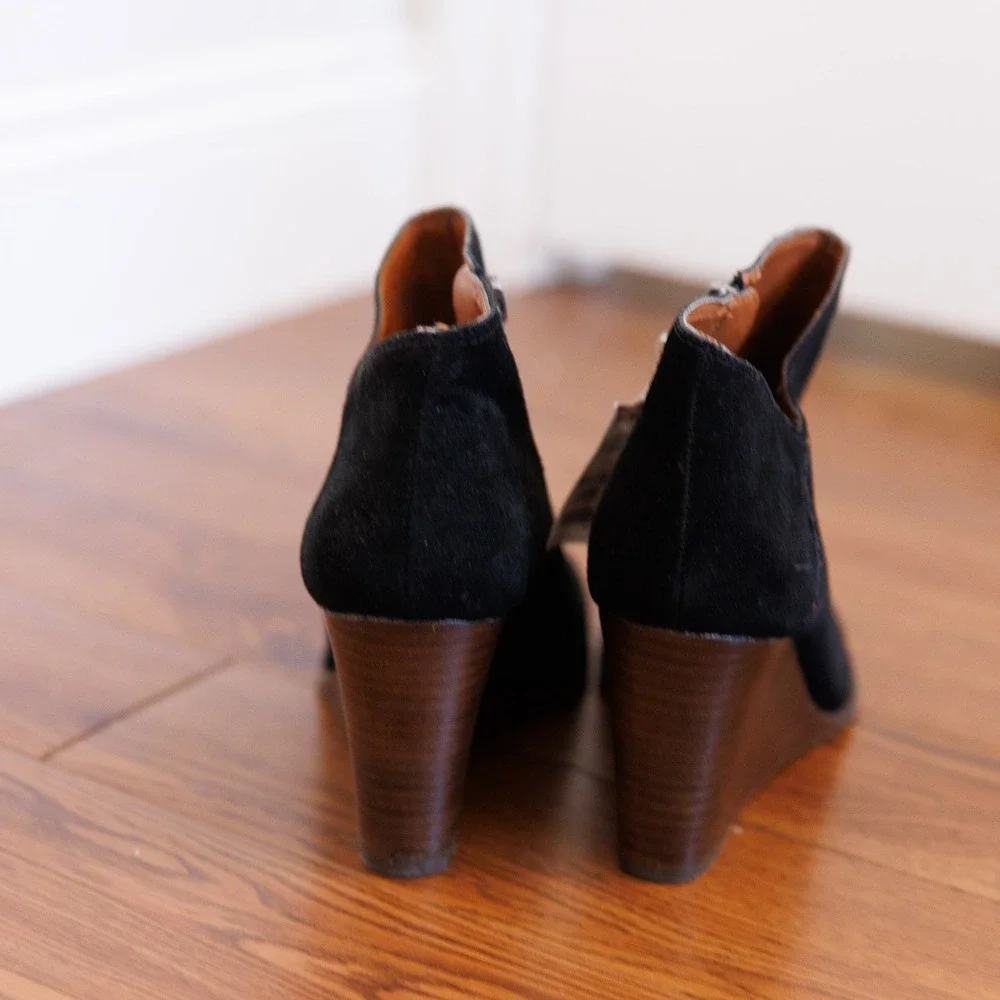 Lucky Brand Yakeena Black Suede Wedge Ankle Booties Womens 9.5 M Round Toe NWT